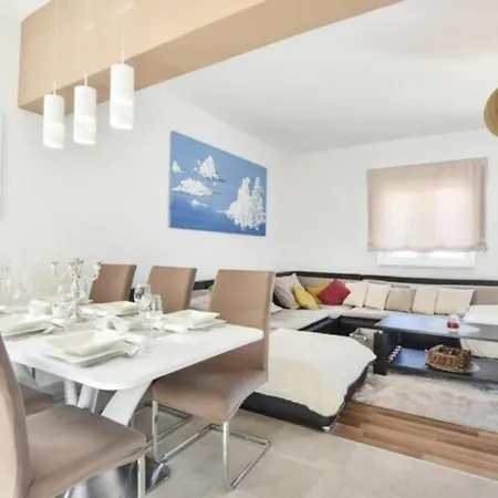 Mit Privatpool Fuer 12 Personen Ca 280 Qm In Split-kucine, Dalmatien Mosor